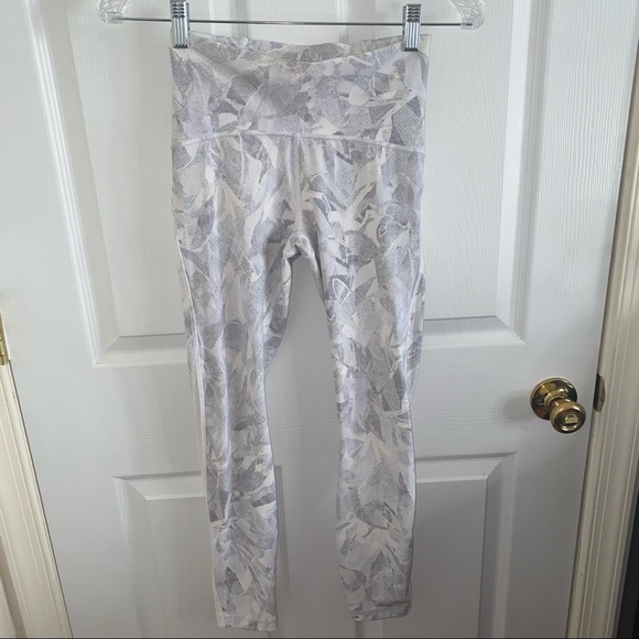 LULULEMON WHITE TRAIN TIMES CROP LEGGINGS SIZE 4 - Picture 3 of 12